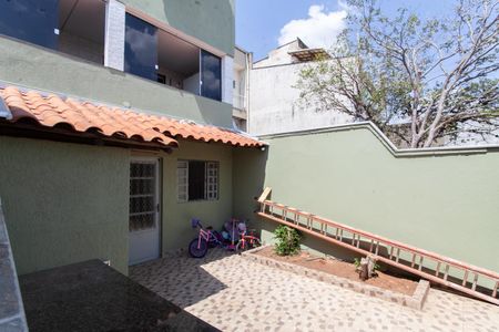 Casa à venda com 220m², 3 quartos e 3 vagas Casa à venda com 220m², 3 quartos e 3 vagasQuintal
