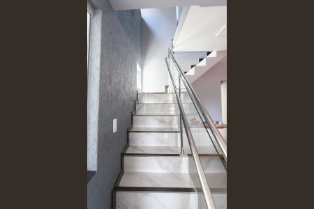 Casa à venda com 220m², 3 quartos e 3 vagas Casa à venda com 220m², 3 quartos e 3 vagasEscada