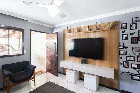 Sala de casa à venda com 3 quartos, 220m² em São João Batista, Belo Horizonte