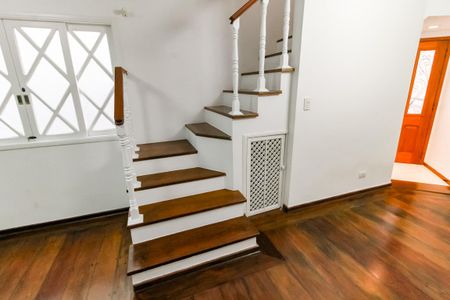 Casa de condomínio para alugar com 175m², 3 quartos e 2 vagasEscada