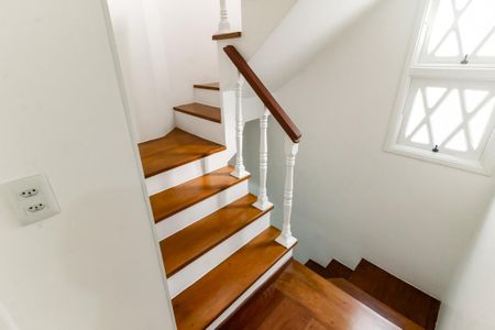 Casa de condomínio para alugar com 175m², 3 quartos e 2 vagasEscada acesso Suíte 3