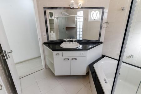 Casa de condomínio para alugar com 175m², 3 quartos e 2 vagasBanheiro da Suíte 1