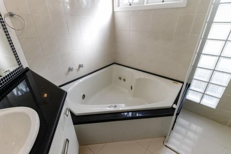 Casa de condomínio para alugar com 175m², 3 quartos e 2 vagasBanheiro da Suíte 1