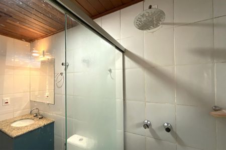 Casa de condomínio à venda com 200m², 3 quartos e 4 vagas Casa de condomínio à venda com 200m², 3 quartos e 4 vagasBanheiro da Suíte 1