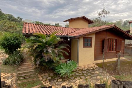 Casa de condomínio à venda com 200m², 3 quartos e 4 vagas Casa de condomínio à venda com 200m², 3 quartos e 4 vagasFachada