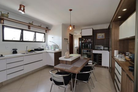 Apartamento à venda com 210m², 4 quartos e 4 vagasCozinha