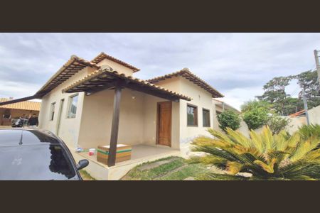 Casa à venda com 170m², 3 quartos e 5 vagas Casa à venda com 170m², 3 quartos e 5 vagasFachada