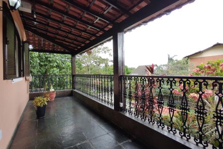 Casa de condomínio à venda com 330m², 4 quartos e 2 vagasVaranda