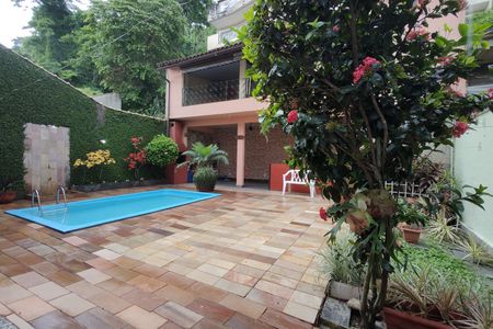 Casa de condomínio à venda com 330m², 4 quartos e 2 vagasQuintal