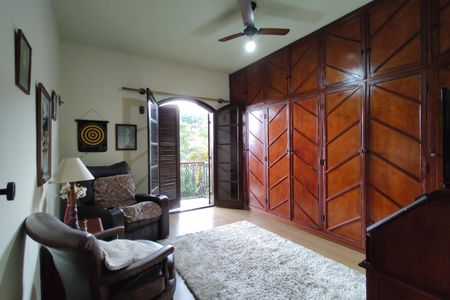 Casa de condomínio à venda com 330m², 4 quartos e 2 vagasQuarto 2 - Armários