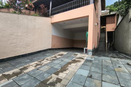 Casa de condomínio à venda com 330m², 4 quartos e 2 vagasFachada