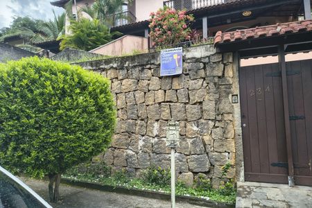 Casa de condomínio à venda com 330m², 4 quartos e 2 vagasFachada