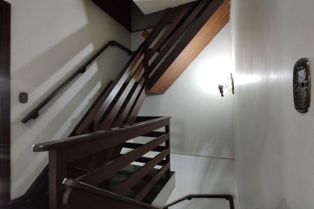 Casa de condomínio à venda com 330m², 4 quartos e 2 vagasEscada
