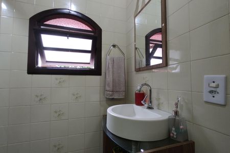 Casa de condomínio à venda com 330m², 4 quartos e 2 vagasLavabo