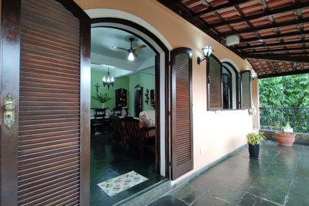 Casa de condomínio à venda com 330m², 4 quartos e 2 vagasVaranda