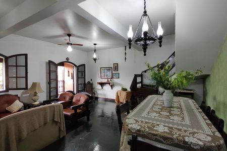 Casa de condomínio à venda com 330m², 4 quartos e 2 vagasSala