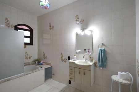 Casa de condomínio à venda com 330m², 4 quartos e 2 vagasBanheiro da Suíte