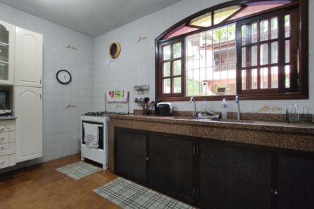 Casa de condomínio à venda com 330m², 4 quartos e 2 vagasCozinha - Armários