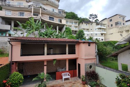 Casa de condomínio à venda com 330m², 4 quartos e 2 vagasFachada externa