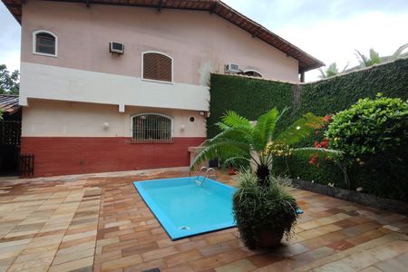 Casa de condomínio à venda com 330m², 4 quartos e 2 vagasQuintal