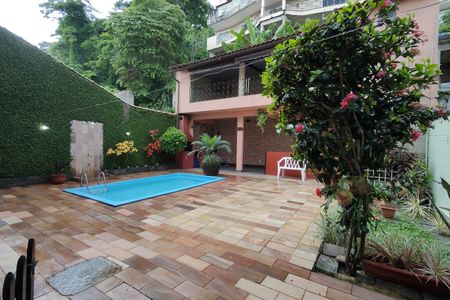 Casa de condomínio à venda com 330m², 4 quartos e 2 vagasQuintal