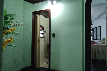 Casa de condomínio à venda com 330m², 4 quartos e 2 vagasHall