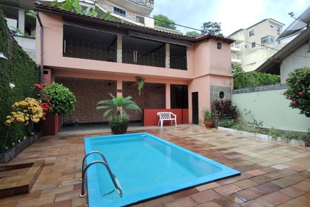 Casa de condomínio à venda com 330m², 4 quartos e 2 vagasQuintal