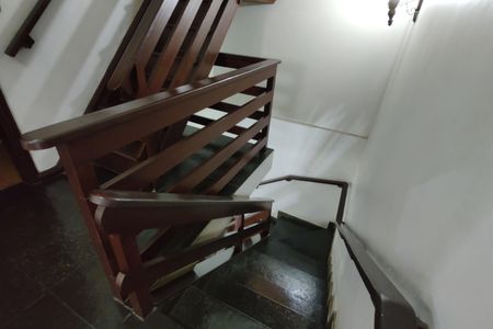 Casa de condomínio à venda com 330m², 4 quartos e 2 vagasEscada 