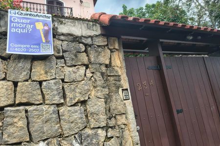 Casa de condomínio à venda com 330m², 4 quartos e 2 vagasFachada