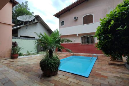 Casa de condomínio à venda com 330m², 4 quartos e 2 vagasQuintal