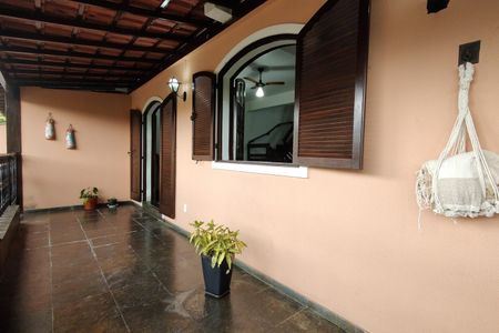 Casa de condomínio à venda com 330m², 4 quartos e 2 vagasVaranda