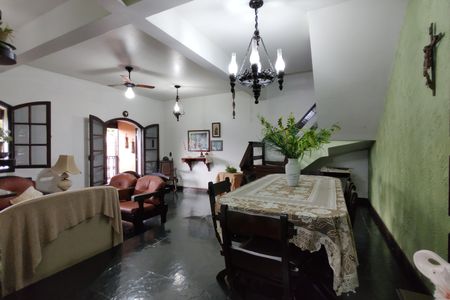 Casa de condomínio à venda com 330m², 4 quartos e 2 vagasSala