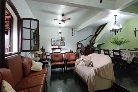 Casa de condomínio à venda com 330m², 4 quartos e 2 vagasSala