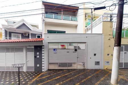 Casa à venda com 220m², 3 quartos e 4 vagas Casa à venda com 220m², 3 quartos e 4 vagasFachada