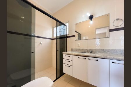 Casa de condomínio para alugar com 192m², 3 quartos e 6 vagas Casa de condomínio para alugar com 192m², 3 quartos e 6 vagasBanheiro da Suíte