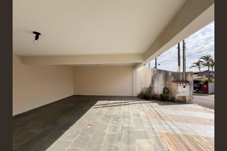 Casa de condomínio para alugar com 192m², 3 quartos e 6 vagas Casa de condomínio para alugar com 192m², 3 quartos e 6 vagasGaragem