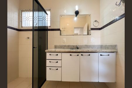 Casa de condomínio para alugar com 192m², 3 quartos e 6 vagas Casa de condomínio para alugar com 192m², 3 quartos e 6 vagasBanheiro da Suíte