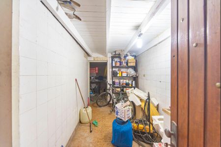 Casa à venda com 486m², 2 quartos e 3 vagas Casa à venda com 486m², 2 quartos e 3 vagasPorão