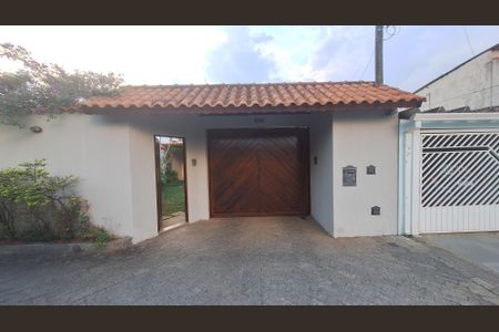 Casa para alugar com 320m², 3 quartos e 4 vagas Casa para alugar com 320m², 3 quartos e 4 vagasFachada