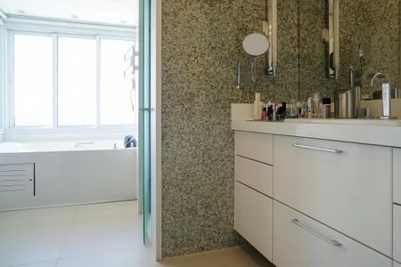 Apartamento à venda com 520m², 4 quartos e 5 vagasBanheiro da Suíte 1