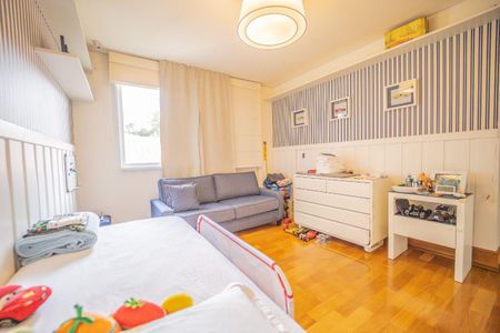 Casa à venda com 687m², 5 quartos e 6 vagas Casa à venda com 687m², 5 quartos e 6 vagasQuarto