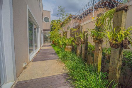 Casa à venda com 687m², 5 quartos e 6 vagas Casa à venda com 687m², 5 quartos e 6 vagasCorredor