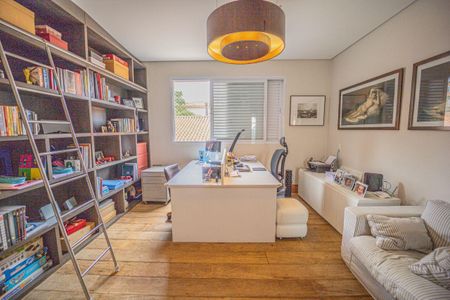 Casa à venda com 687m², 5 quartos e 6 vagas Casa à venda com 687m², 5 quartos e 6 vagasEscritório