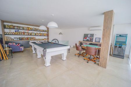 Casa à venda com 687m², 5 quartos e 6 vagas Casa à venda com 687m², 5 quartos e 6 vagasSalão de jogos
