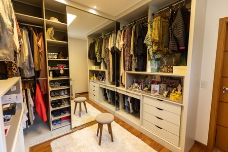 Casa de condomínio à venda com 482m², 5 quartos e 4 vagasCloset da Suíte 1