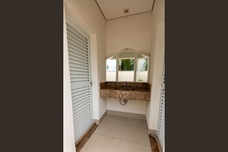 Casa de condomínio à venda com 482m², 5 quartos e 4 vagasBanheiro de Serviço