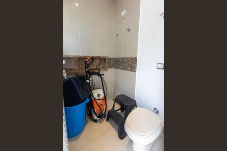 Casa de condomínio à venda com 482m², 5 quartos e 4 vagasBanheiro de Serviço