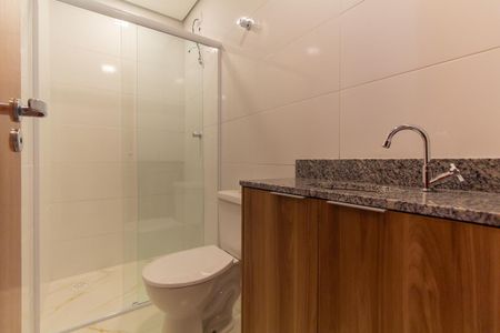 Banheiro de casa de condomínio para alugar com 1 quarto, 25m² em Chácara Belenzinho, São Paulo