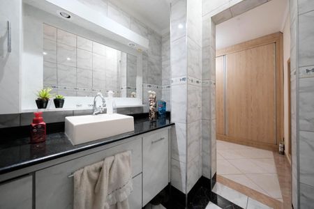 Casa à venda com 250m², 3 quartos e 3 vagasBanheiro Suíte