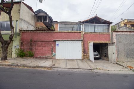 Casa à venda com 140m², 4 quartos e 2 vagasFachada